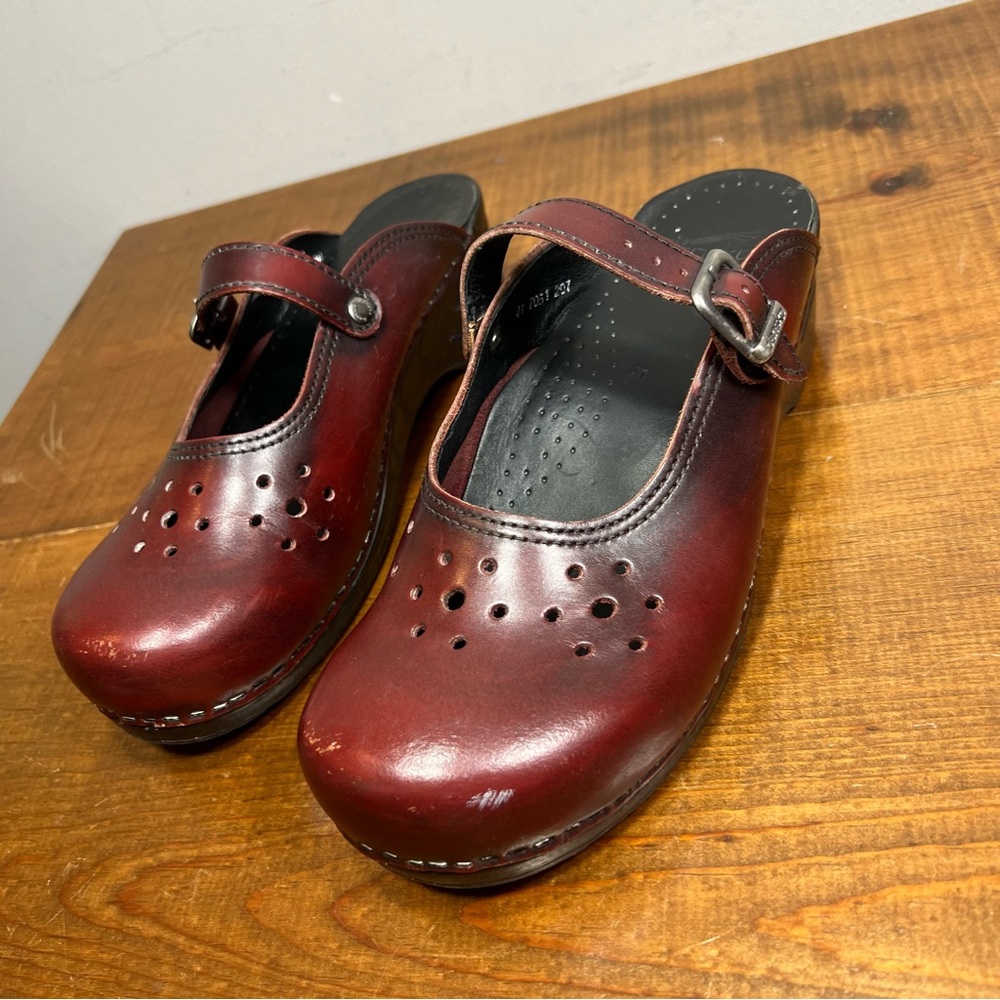 burgundy dansko